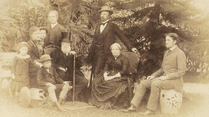A Família Imperial Brasileira reunida em 1887, um registro histórico que conecta gerações (Imagem: Wikimedia Commons)