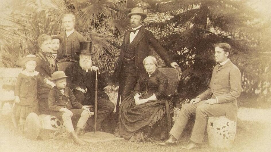 A Família Imperial Brasileira reunida em 1887, um registro histórico que conecta gerações (Imagem: Wikimedia Commons)