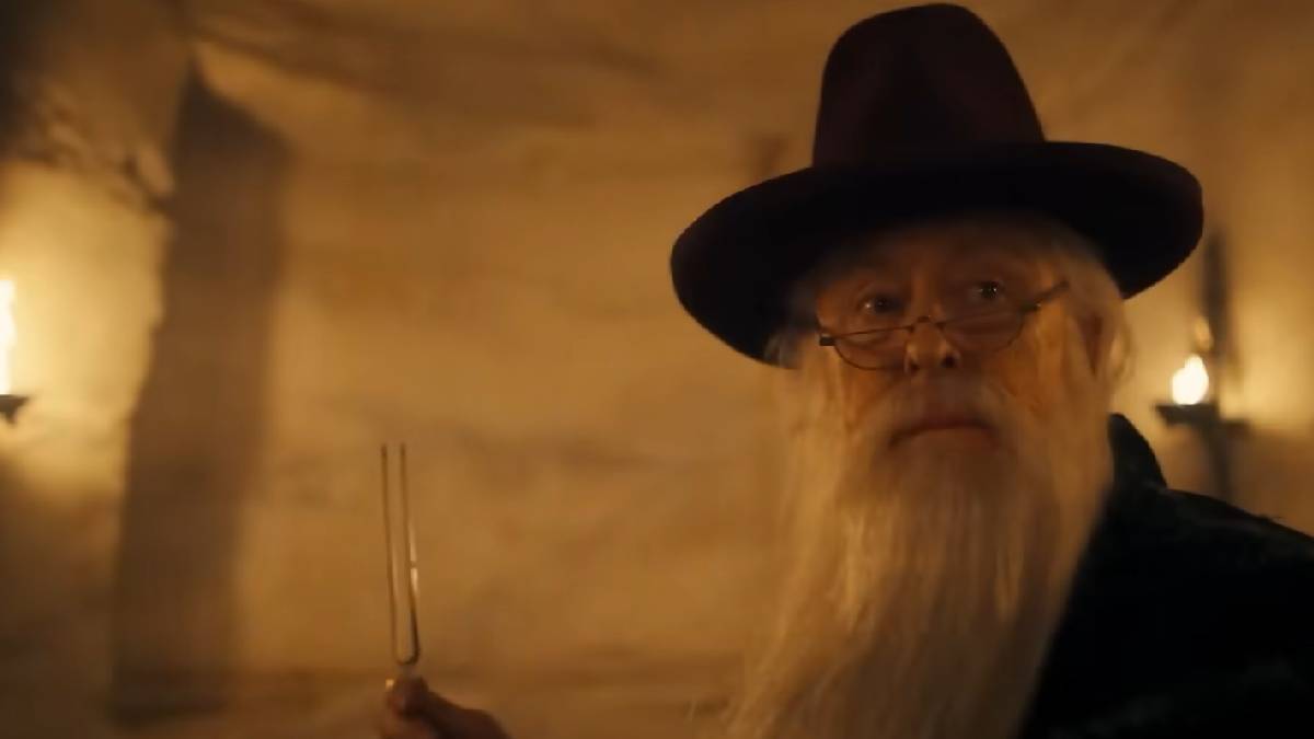 John Lithgow assume o manto de Alvo Dumbledore na s&eacute;rie, pronto para guiar os novos bruxos e mist&eacute;rios que aguardam Hogwarts (Reprodu&ccedil;&atilde;o, Youtube/ Divulga&ccedil;&atilde;o) 