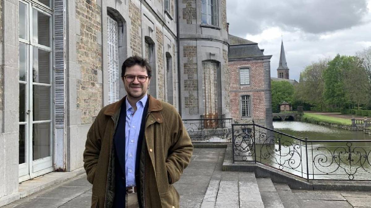 O Príncipe Henri de Ligne em visita a um castelo europeu, mantendo laços com as raízes da família imperial (Imagem: Divulgação, Instagram)