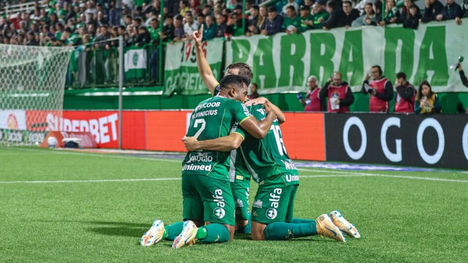 Equipes se enfrentam em duelo pela Copa Sul-Sudeste (Foto: Rafael Bressan, ACF)
