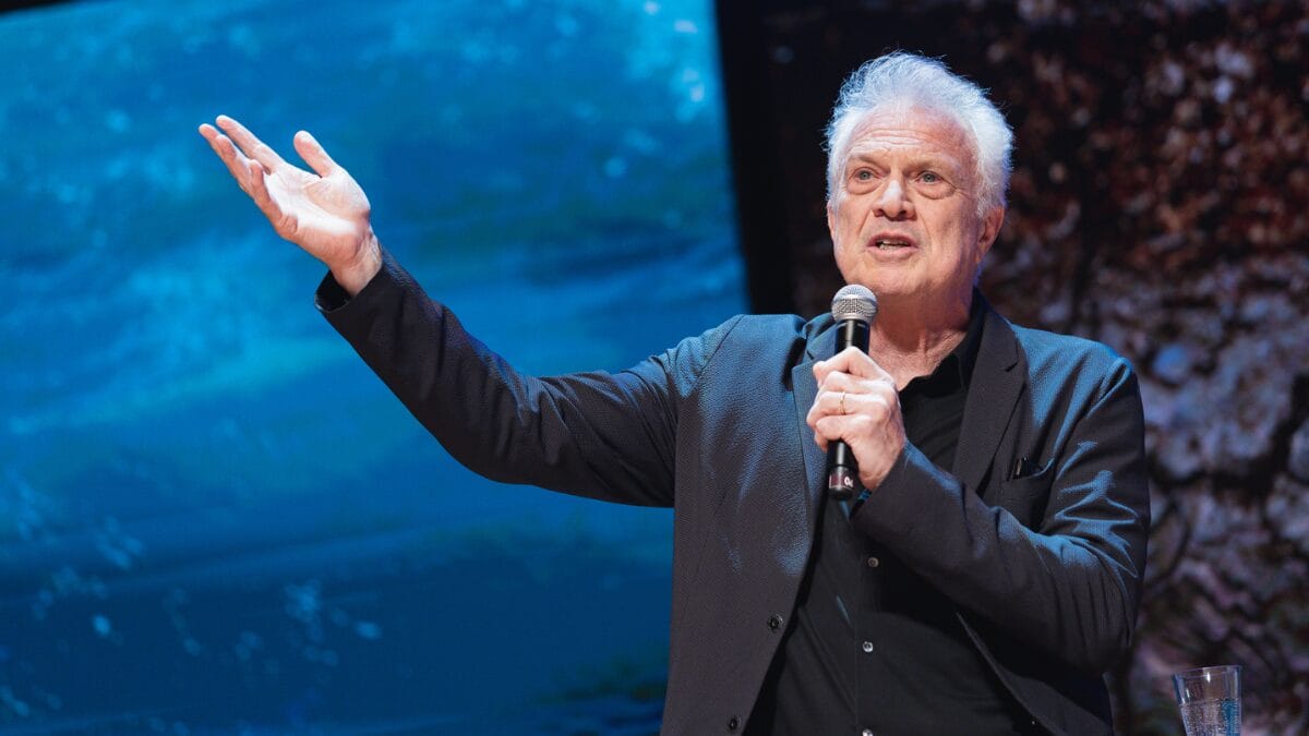Pedro Bial fala ao microfone durante painel sobre documentários no Rio2C 2026, no Rio de Janeiro.
