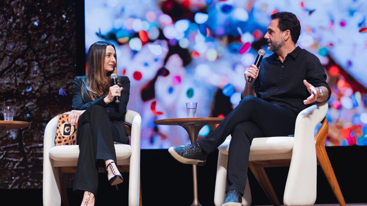 Dois participantes do painel sobre documentários conversam durante o Rio2C 2026, no Rio de Janeiro.