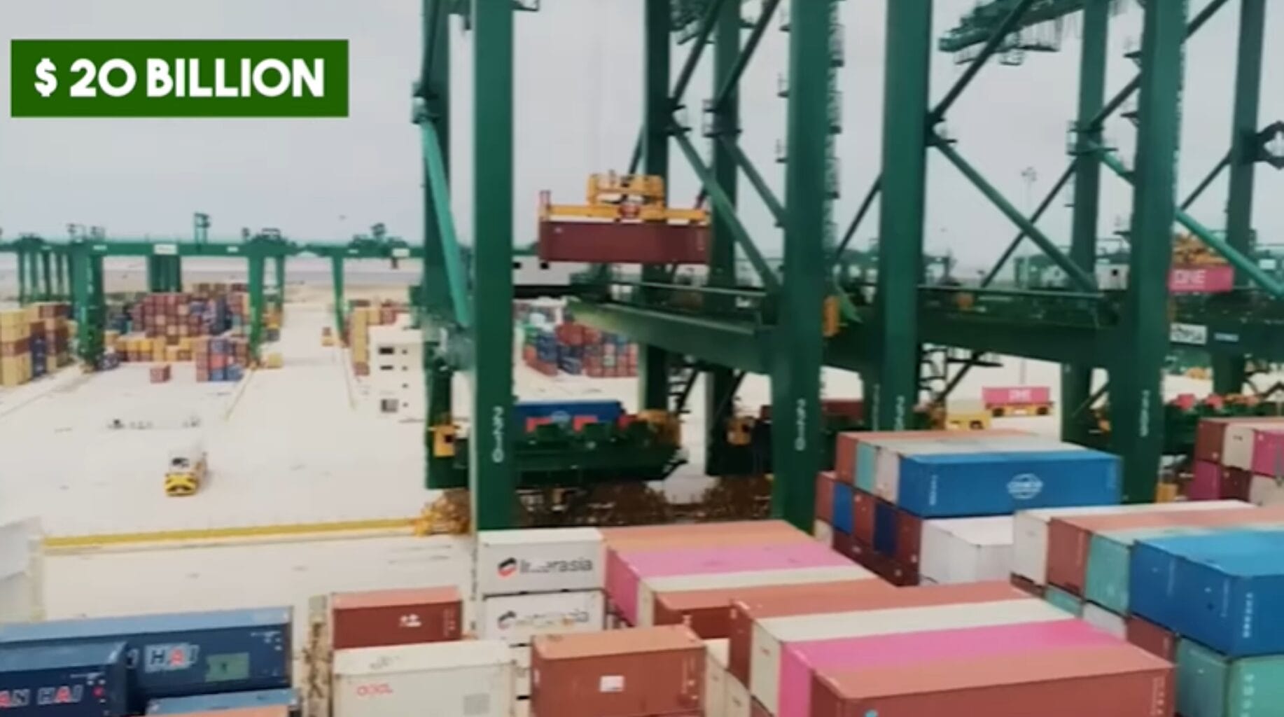 Quase 230 caixas gigantes de concreto, cada uma com a altura de um pr&eacute;dio de 10 andares, est&atilde;o formando um muro de conten&ccedil;&atilde;o para erguer um megaporto capaz de movimentar 65 milh&otilde;es de cont&ecirc;ineres por ano.