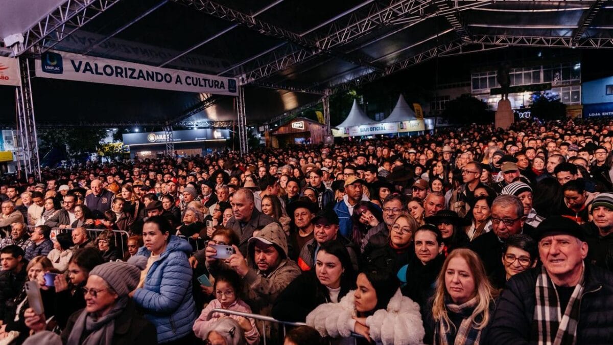 Multidão sob cobertura no Recanto do Pinhão