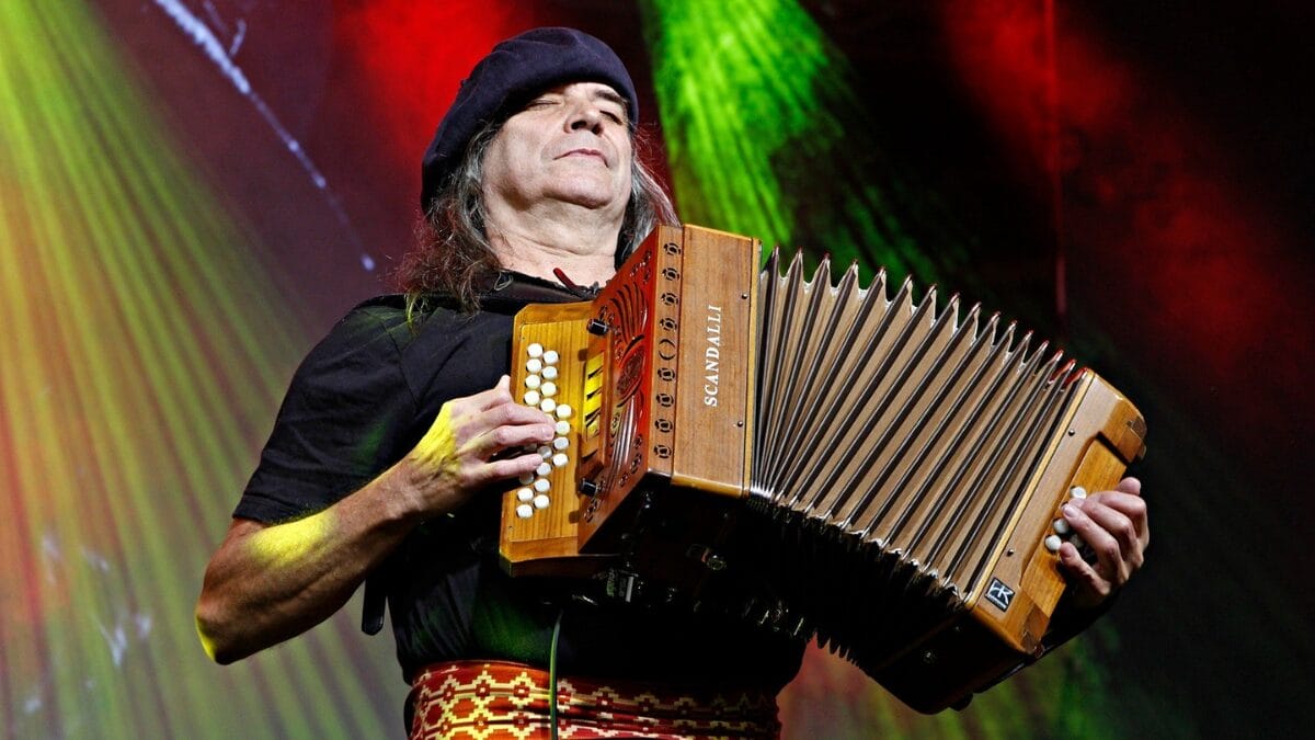 Artista Renato Borghetti tocando gaita
