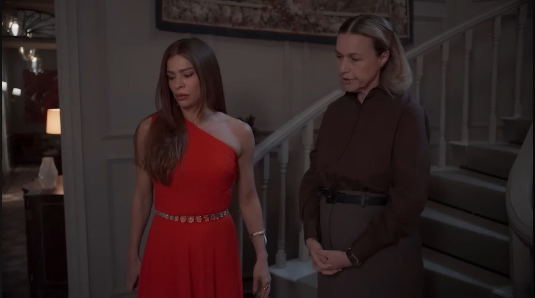 Arminda (Grazi Massafera) humilha a empregada Helga em cena que muda o rumo de Três Graças