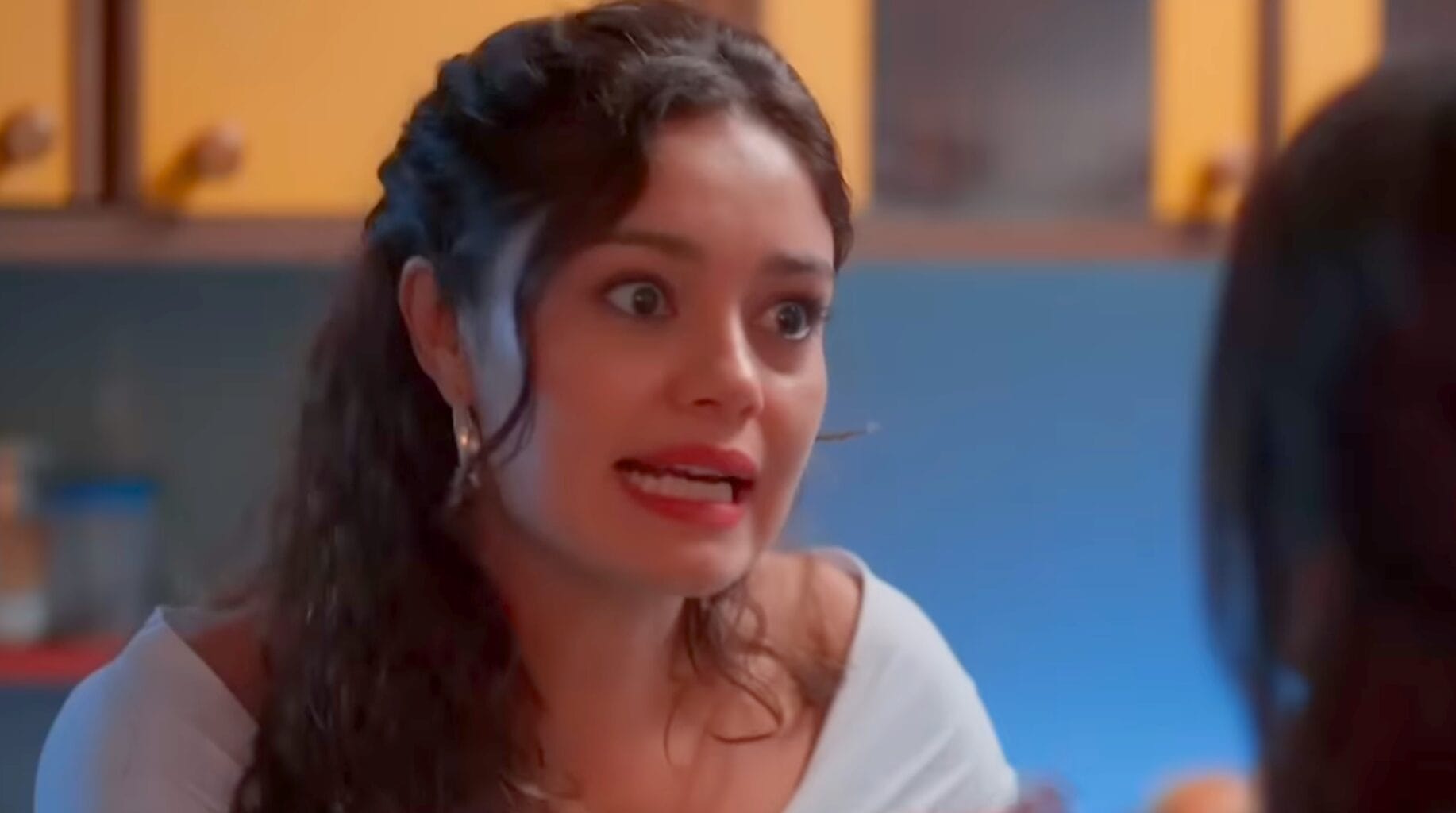 Gerluce (Sophie Charlotte) em cena de Três Graças enquanto Chacrinha se mobiliza por sua liberdade