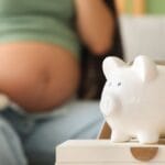 Mudança no salário-maternidade do INSS quer acabar com carência para autônomas