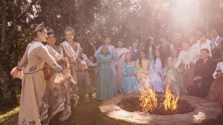 Realeza da Festa do Pinhão, junto com integrantes de um CTG, fazendo a sapecada do pinhão