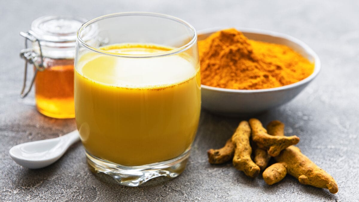 Shot com cúrcuma pela manhã vira febre por promessa de disposição e especialistas fazem alerta
