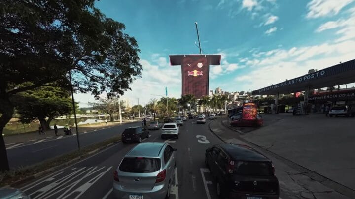 Cidade paulista amanheceu com uma camisa gigante de 30 metros de altura suspensa por um guindaste (Foto: Bragantino, Divulgação)