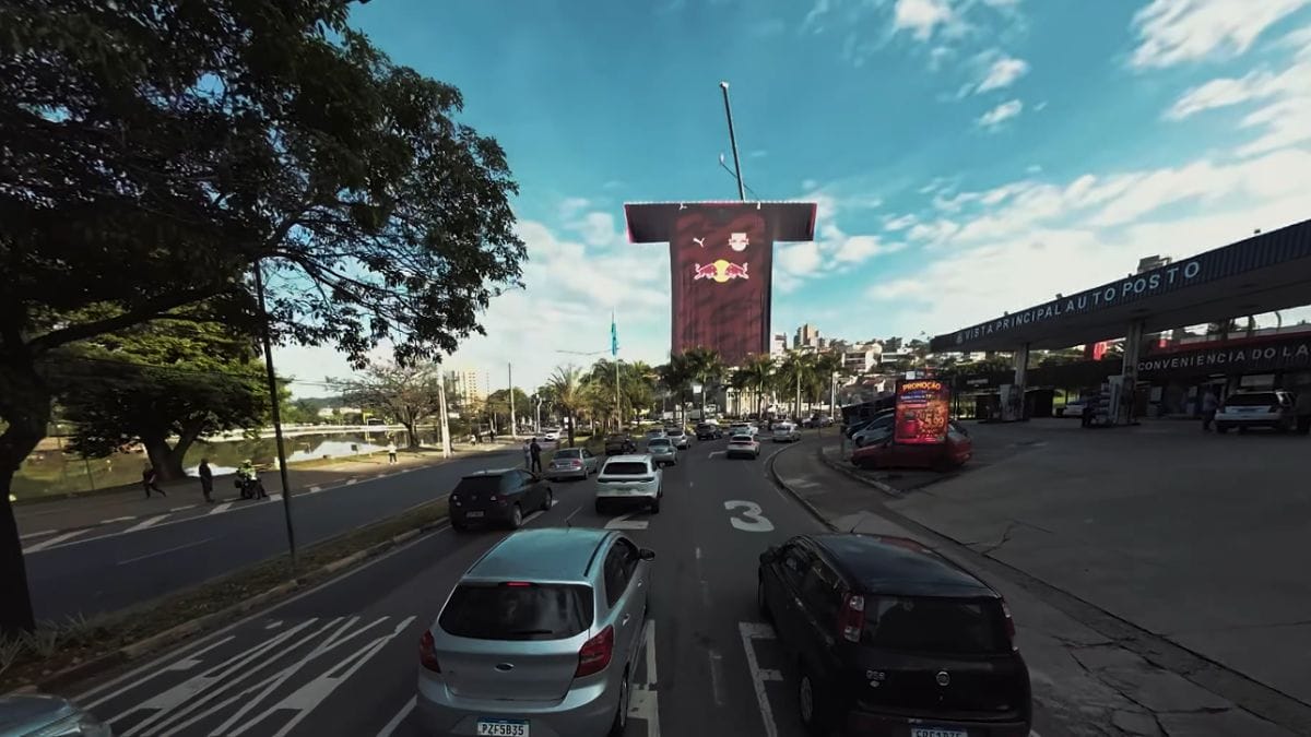 Cidade paulista amanheceu com uma camisa gigante de 30 metros de altura suspensa por um guindaste (Foto: Bragantino, Divulgação)