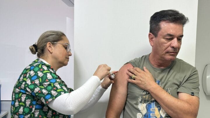 Vacina da gripe é liberada para toda população em 50 postos de saúde de Florianópolis