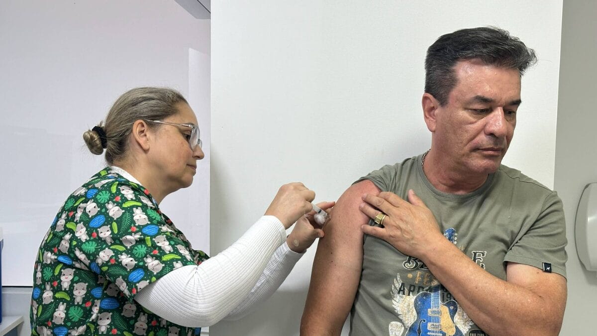 Vacina da gripe é liberada para toda população em 50 postos de saúde de Florianópolis