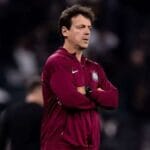 Atacante precisa passar por cirurgia após lesão e se torna desfalque no Corinthians de Fernando Diniz