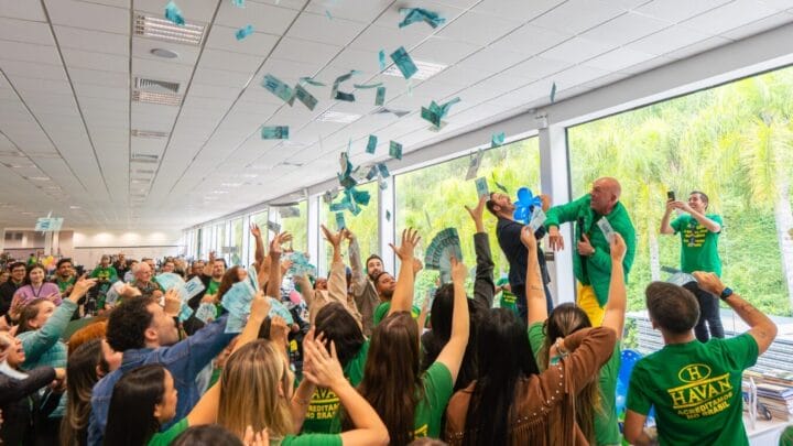 Luciano Hang anuncia bônus de quase R$ 100 milhões para 23 mil funcionários  da Havan - NSC Total