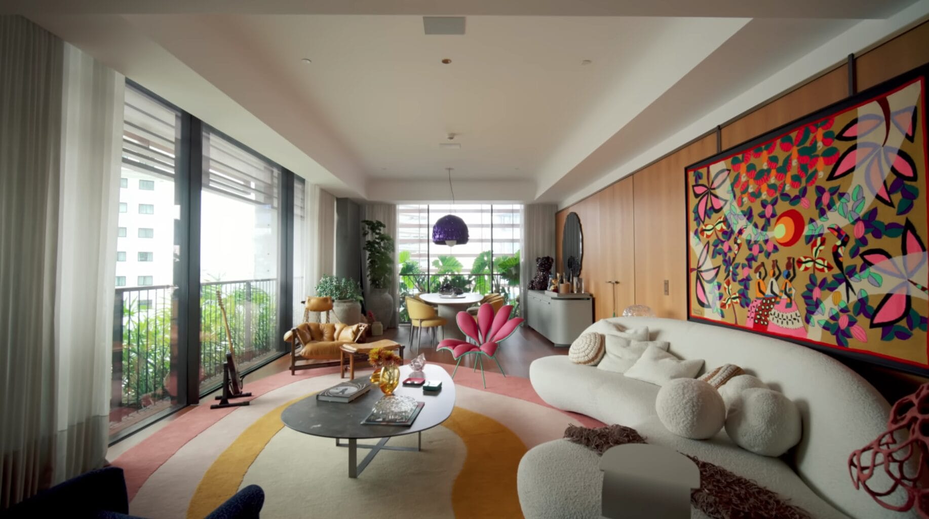 Neste v&iacute;deo da Casa Vogue Brasil, o casal famosos apresenta seu primeiro apartamento planejado em conjunto em S&atilde;o Paulo. 