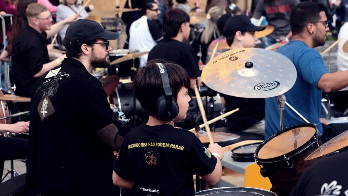 Foto mais aproximada dos bateristas tocando