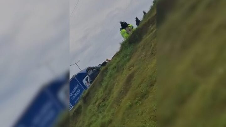 Carro ficou destruído com o impacto do acidente na BR-101 (Foto: Redes sociais, Reprodução)