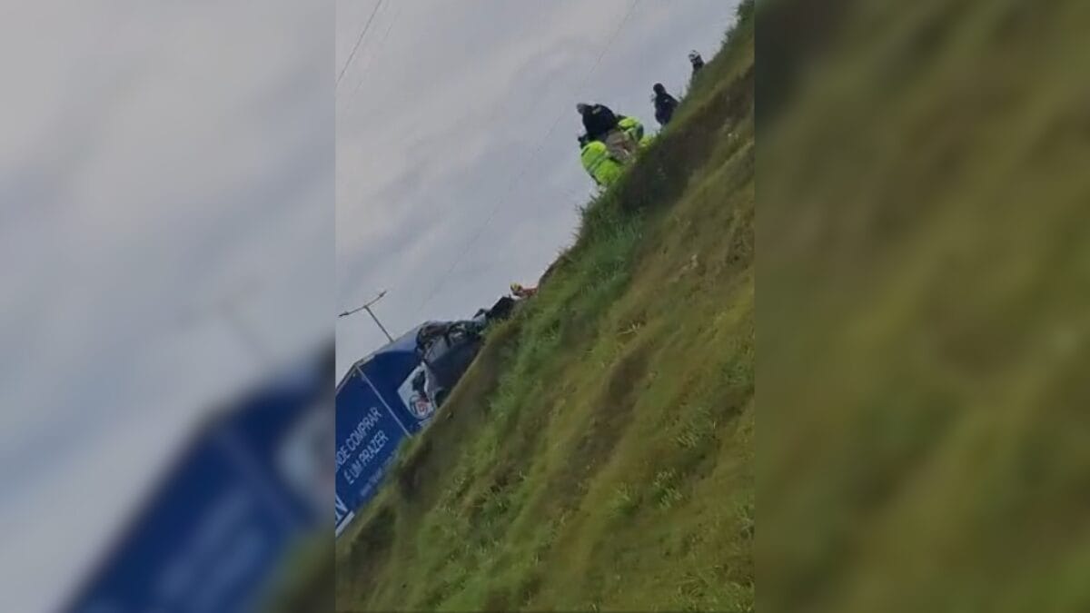 Carro ficou destruído com o impacto do acidente na BR-101 (Foto: Redes sociais, Reprodução)