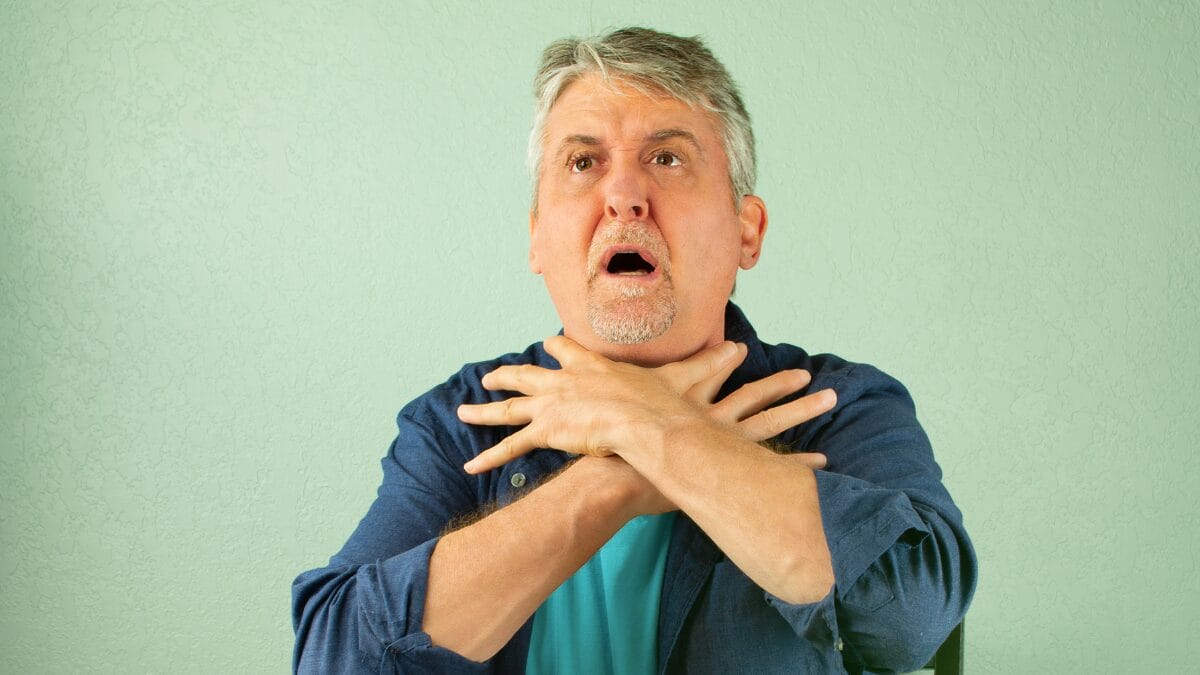 como se desengasgar sozinho, manobra de Heimlich sozinho, desengasgar sozinho, o que fazer ao engasgar
