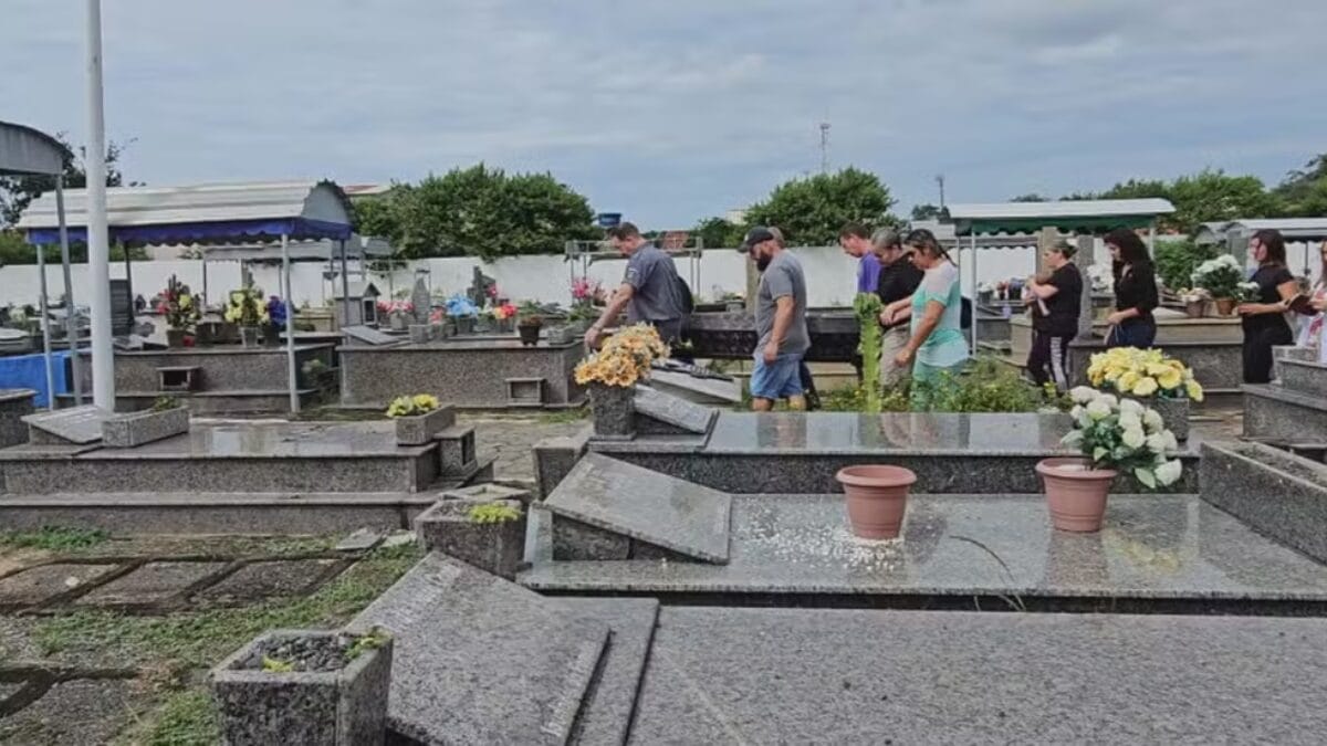Sepultamento de Juliano Henrique Guadagnin aconteceu no dia 13 de abril (Foto: NSC TV, Reprodução)