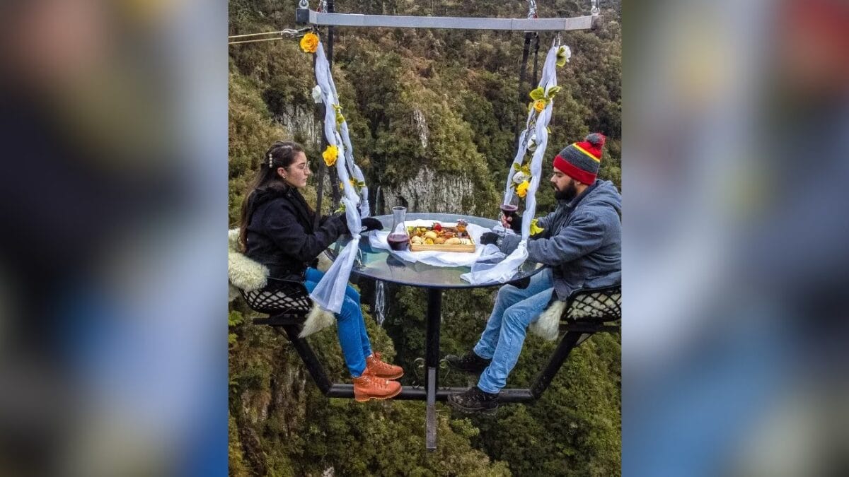 turistas comendo a 150 metros de altura na Sky Table
