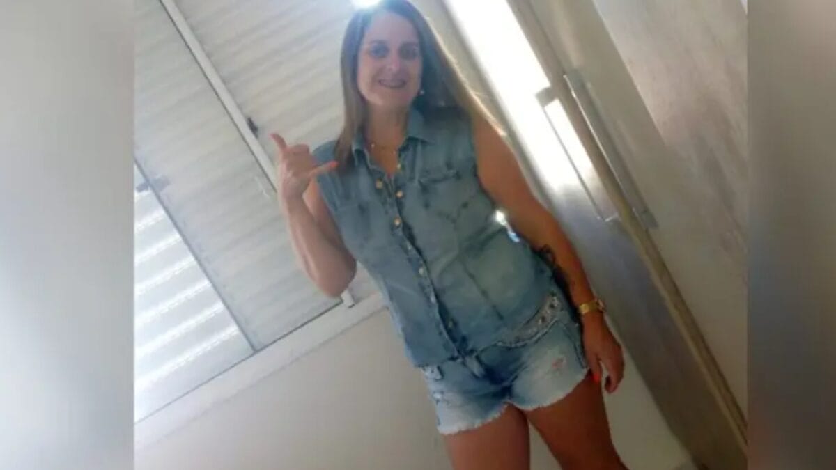 foto de mulher sorrindo para câmera e fazendo gesto de positivo com as mãos