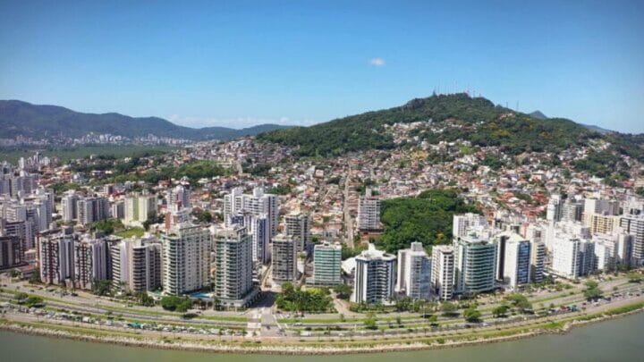 Demarcação está homologada na parte continental da cidade e em um trecho que passa pela Beira-Mar Norte e pela Agronômica (Foto: NSC TV, Reprodução)