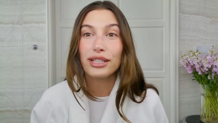 Hailey Bieber aparece de perto durante vídeo sobre maquiagem natural e skincare.