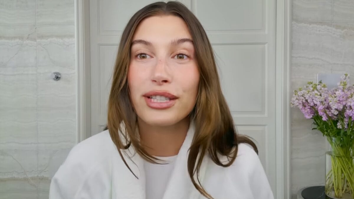 Hailey Bieber aparece de perto durante vídeo sobre maquiagem natural e skincare.