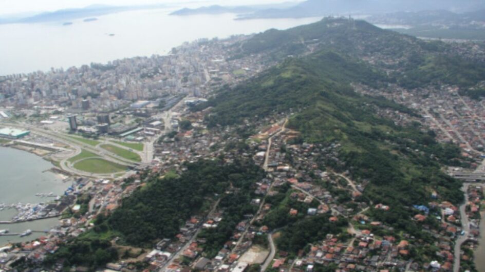 Crime aconteceu em uma comunidade no Maciço do Morro da Cruz (Foto: Prefeitura de Florianópolis, Divulgação)