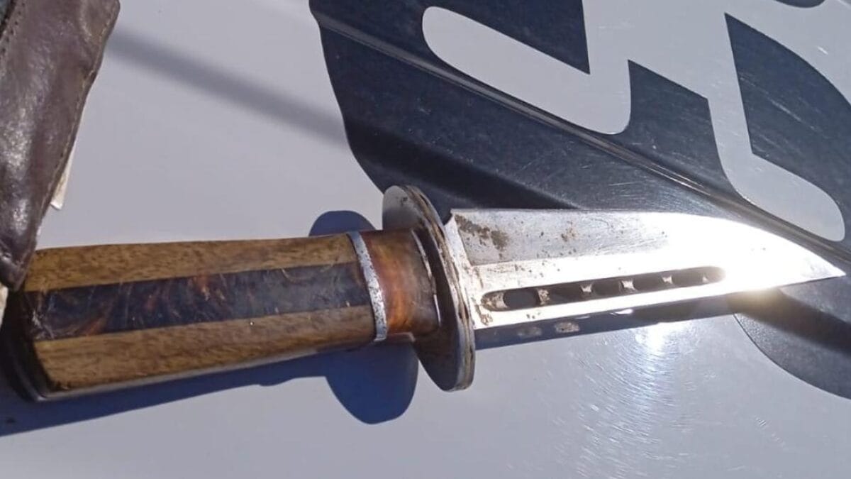 Faca teria sido usada no crime, segundo a PM (Foto: PMSC, Reprodução)