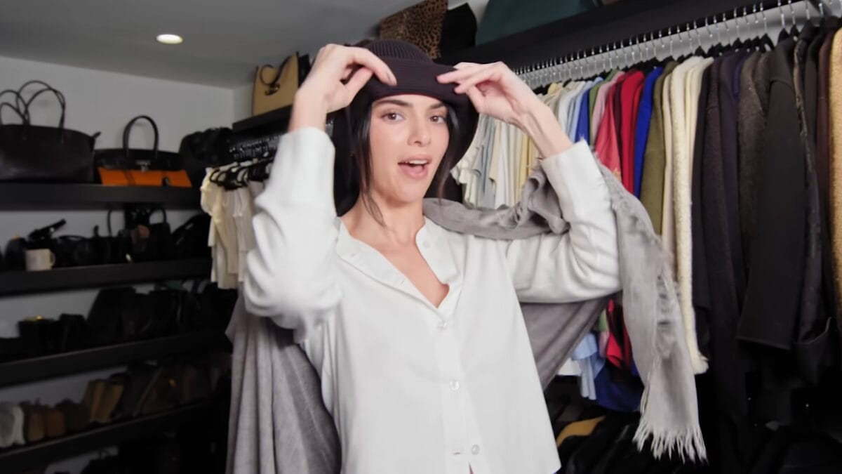 Kendall Jenner experimenta acess&oacute;rios e pe&ccedil;as sobrepostas durante v&iacute;deo sobre estilo pessoal.