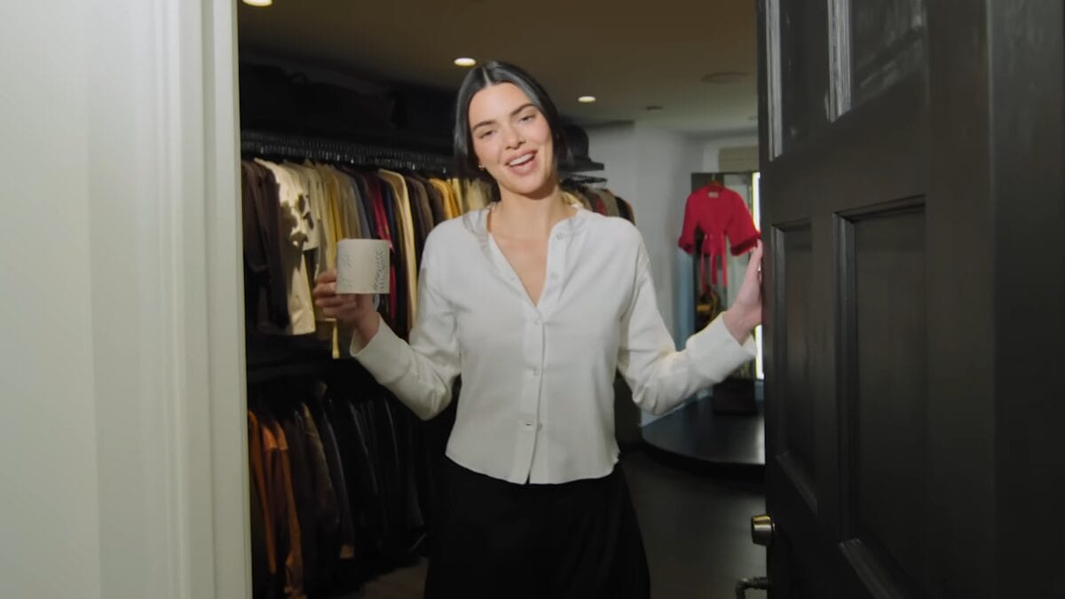 Kendall Jenner aparece na entrada do closet segurando uma caneca enquanto mostra o espa&ccedil;o organizado.