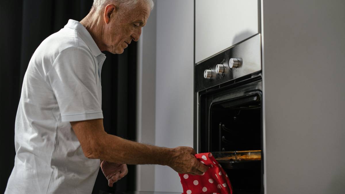 Especialistas recomendam evitar deixar o pano de prato pendurado na porta do forno, principalmente após o uso do eletrodoméstico (Foto: Pexels)