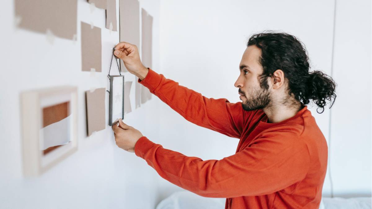 &Agrave;s vezes, tudo o que falta na sala s&atilde;o pequenos ajustes (Foto: Pexels)