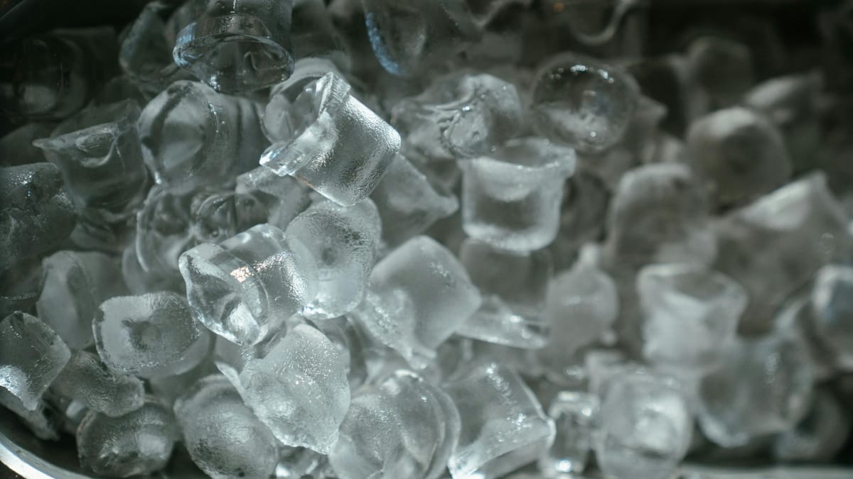 Gelo pode ajudar a soltar resíduos leves e reduzir odores (Foto: Pexels)