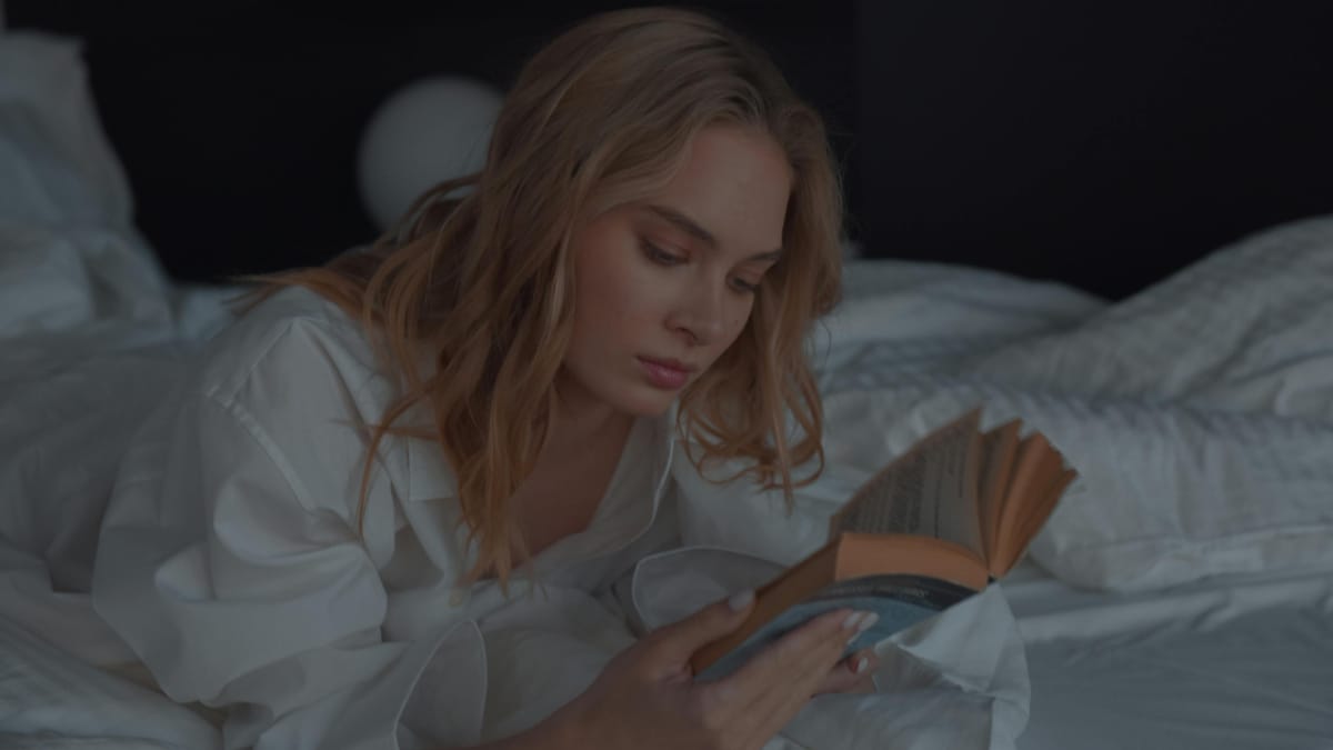 Especialistas indicam livros físicos para melhorar o sono (Foto: Pexels)