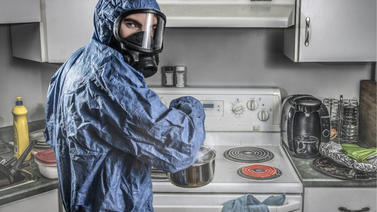 Restos de alimentos e umidade criam o ambiente perfeito para o mau cheiro (Foto: Pexels)