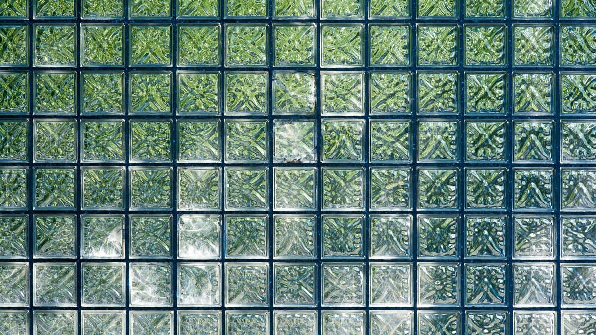O vidro canelado permite luz natural sem abrir m&atilde;o da privacidade (Foto: Pexels)