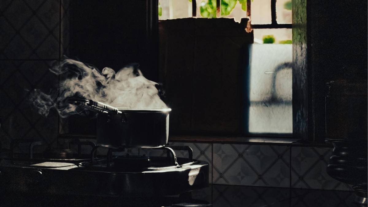Tudo começa no preparo: vapor e gordura se espalham pelo ar sem serem vistos (Foto: Pexels)