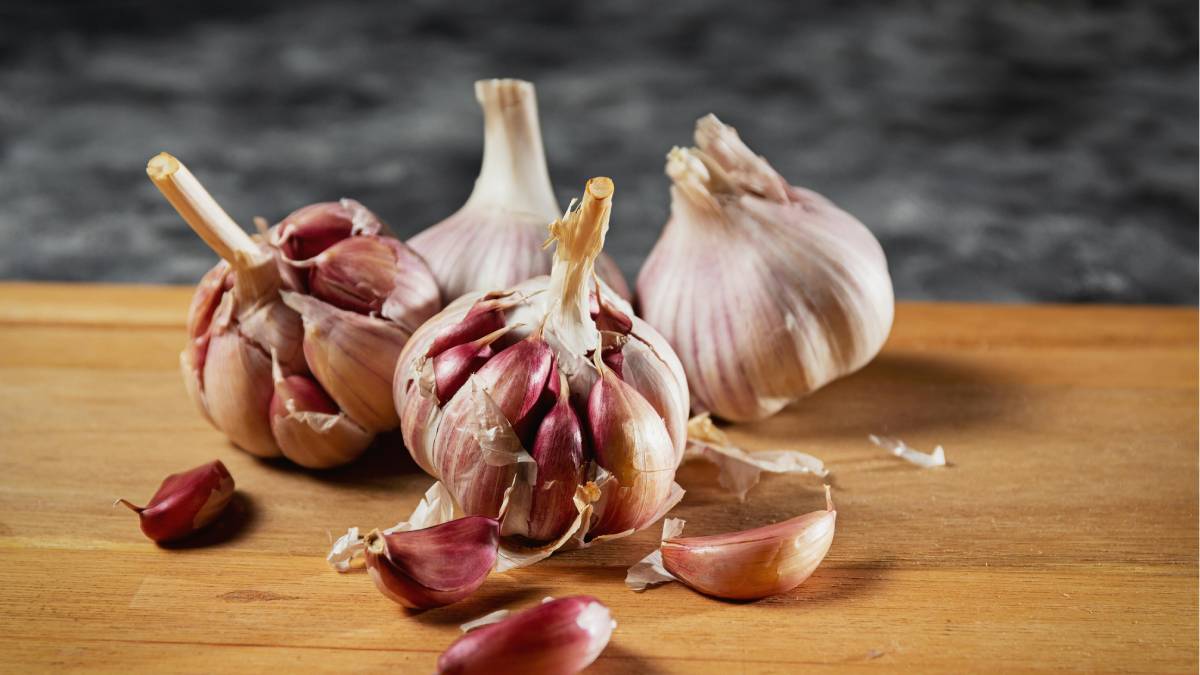 Pequeno, forte e presente em quase toda cozinha: o alho vai muito além do sabor (Foto: Pexels)