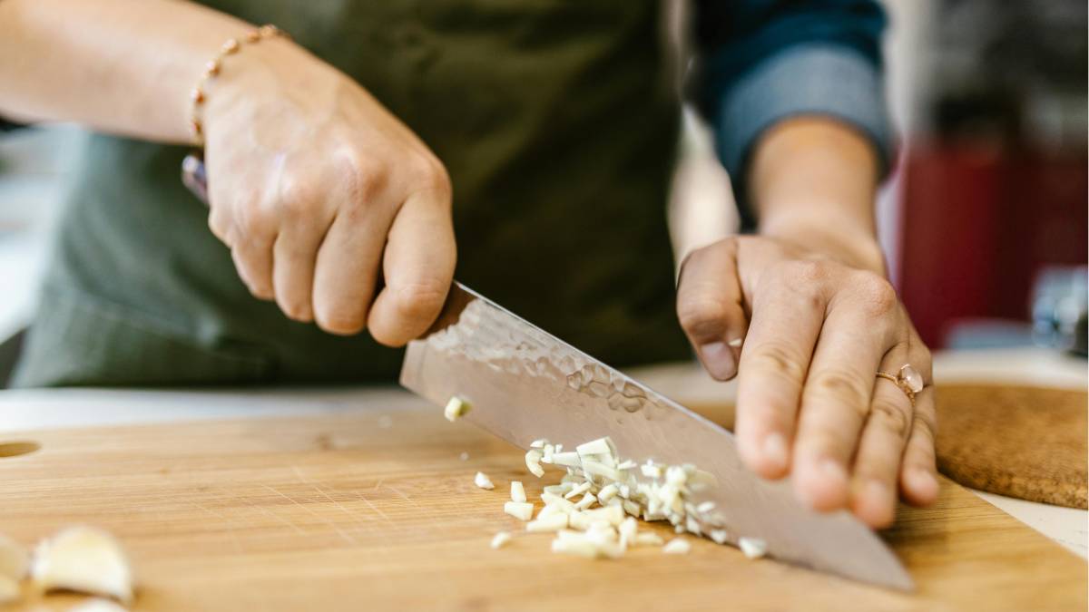 Quando cortado ou amassado, ele libera compostos que agem diretamente no sangue (Foto: Pexels)