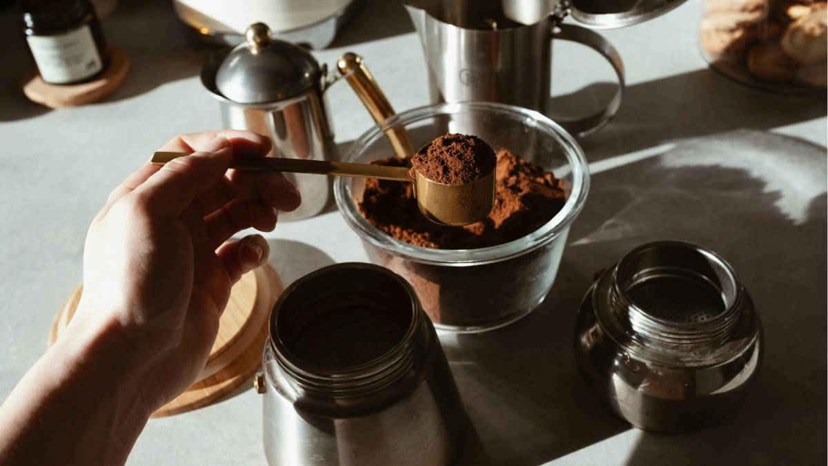 O pó de café age absorvendo odores e ajudando a equilibrar o ambiente (Foto: Pexels)