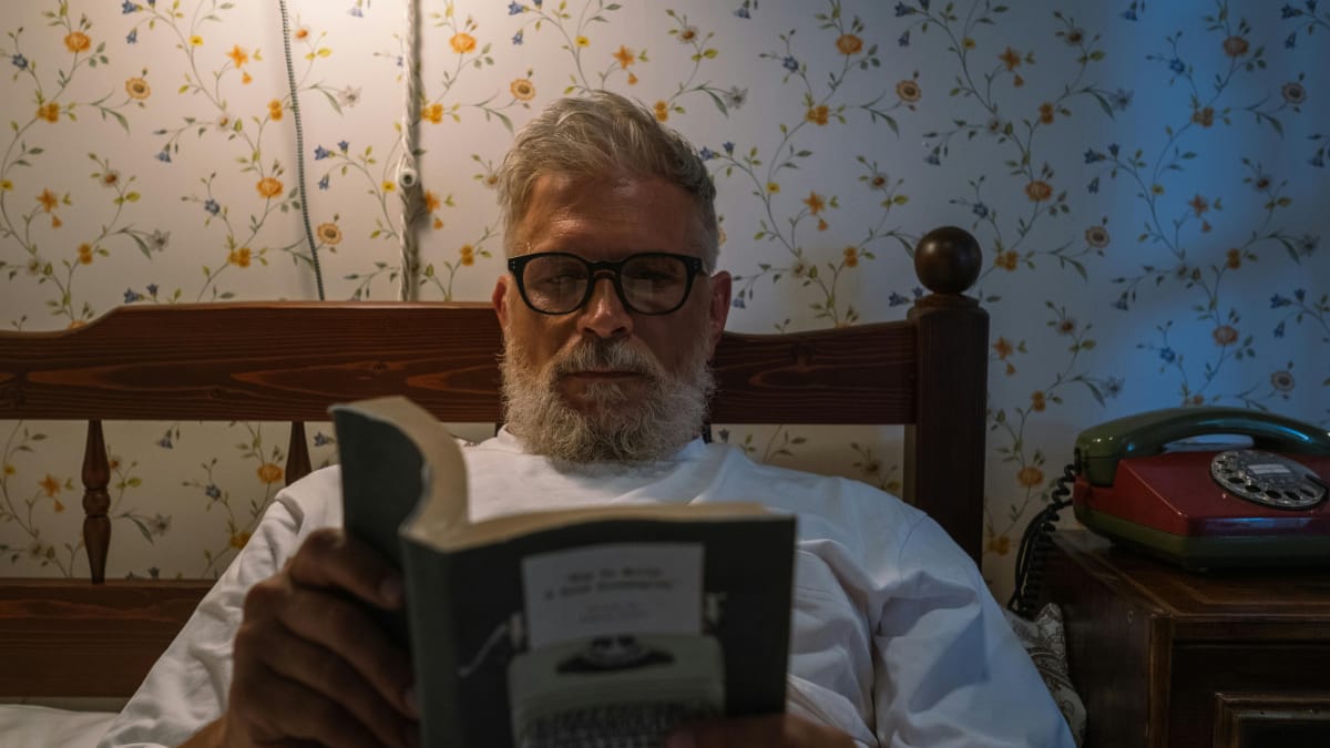 Ler à noite ajuda a criar um ritmo mais saudável para dormir (Foto: Pexels)