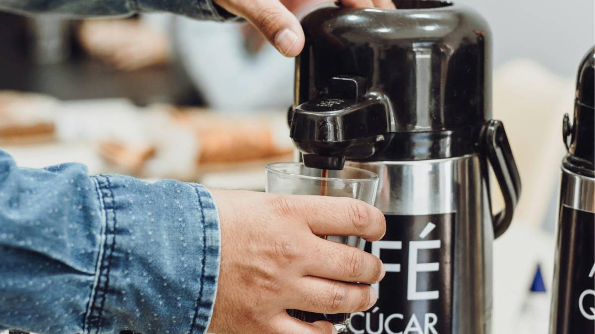Para muita gente, o café depois do almoço é automático (Foto: Pexels)
