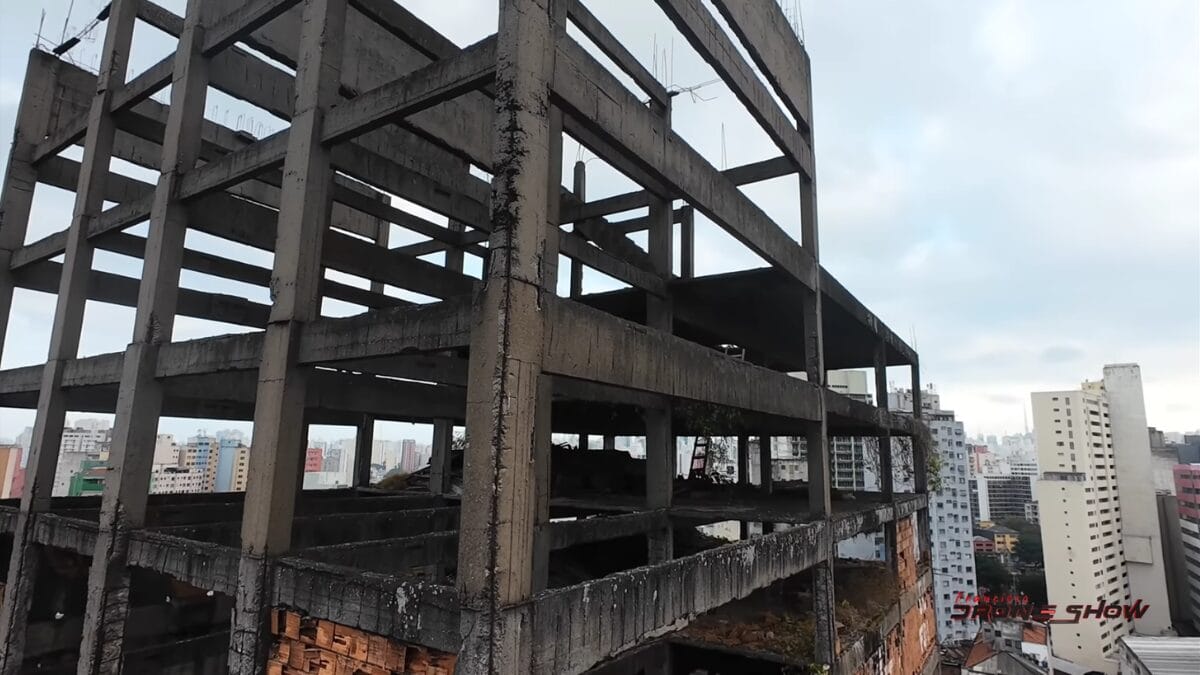 Pr&eacute;dio de 25 andares abandonado no centro de S&atilde;o Paulo