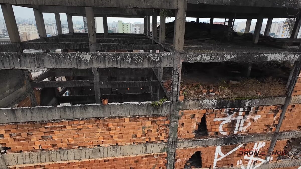 Governo inicia demoli&ccedil;&atilde;o do edif&iacute;cio caveir&atilde;o abandonado desde 1964 em SP